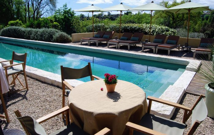 si vous cherchez un hôtel de charme dans les Alpes-Maritimes, toile blanche avec son restaurant collé a la piscine vous plaira forcement