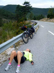 parcourir les routes des prelalpes grassoises n'est pas de tout repos, a terre une cycliste fatiguee, allongee a cote de son velo