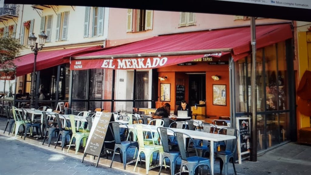 devanture du restaurant festif espagnol el merkado dans le vieux nice ideal pour boire un verre entre amis