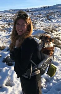 femme faisant des raquettes avec son jack russell dans son sac a dos sur la plateau de calern a caussols situe dans les prealpes de la cote d'azur 