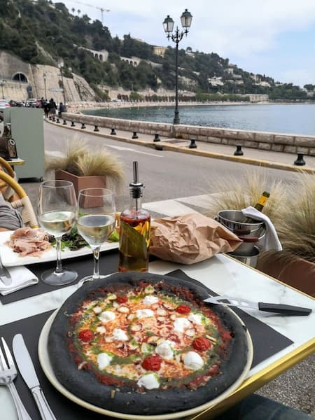 pizza au charbon d'apparence noire et truffe au restaurant l'espuma à villefranche sur mer