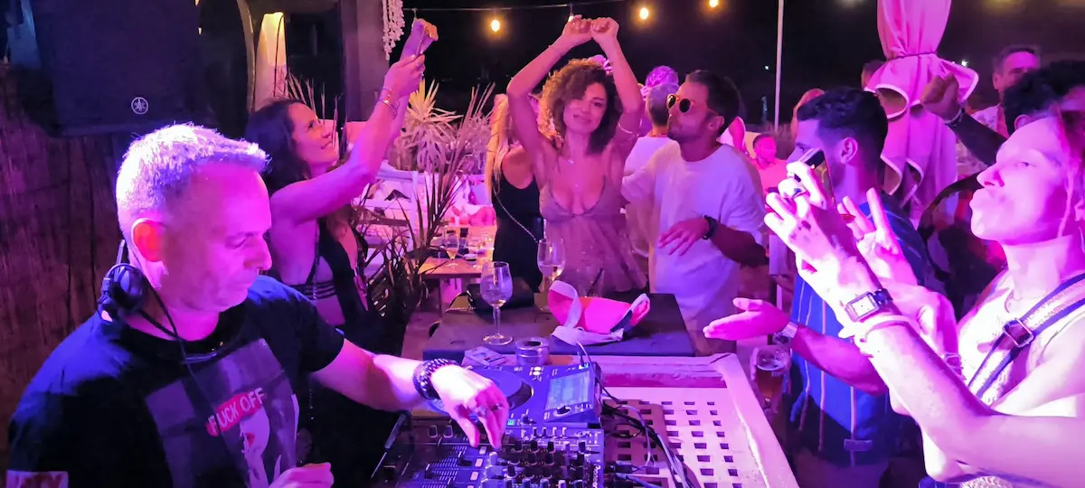 le dj de la cote d'azur laurent.n. aux platines lors d'une soiree sunset vibes a jimbaran plage a golfe juan