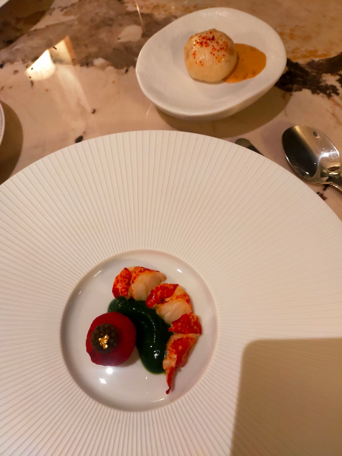 Le restaurant dispose d'une vue magnifique sur la mer, face à l’Estérel. Comme nous y sommes allés pour dîner, nous n'avons pu que l'entrevoir mais c'est un point fort du restaurant l'Or Bleu à Théoule sur Mer