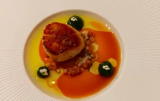 pensez à demander une table près de la baie vitrée lorsque vous réservez, vous ne le regretterez pas. Ensuite le service, tout simplement parfait, ni trop présent, ni ampoulé, ni obséquieux, ce qui nous a permis de dîner en toute intimité.