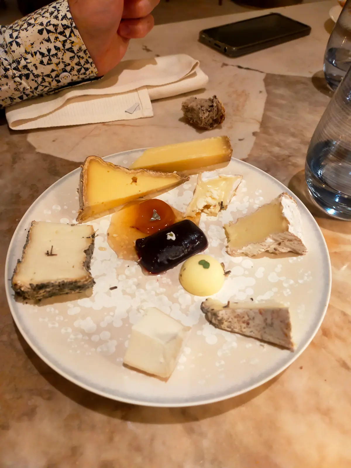 Le menu signature (à 190 € tout de même) est un festival de virtuosité, de délicatesse, d'équilibre et de ravissement. Sur cette photo, l'assiette de fromages onctueux et goûteux.