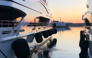 photo d'un superyacht amarre a monaco ou mlc yachting propose ses services de gestion technique de yachts
