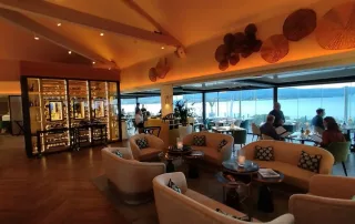 poissons frais issus de la pêche du jour, homard en fricassée, langouste en ravioles... la maison bacon est un des 12 meilleurs restaurants sur la cote d'azur d'apres ma liste subjective.
