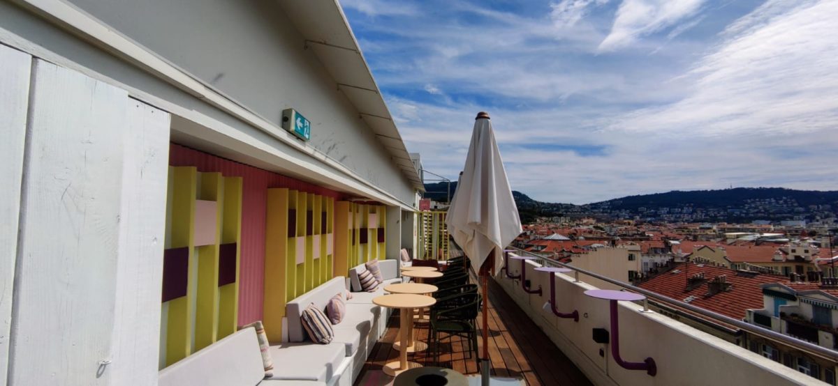 relooking total de l'ancien skylounge nice bar et rooftop de l'avenue notre dame qui devient... bella ciela. 💥La vue à faire pâlir Esmeralda est inchangée par contre le nouveau design est à inspecter de toute urgence! 😉😉😉 à mes contributeurs Niçois!