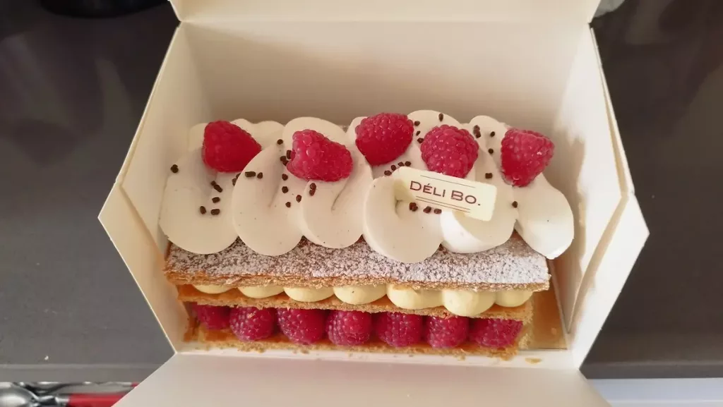 gateau appetissant de la patisserie deli bo, quartier du port a nice, tres appreciee des nicois qui recoivent chez eux