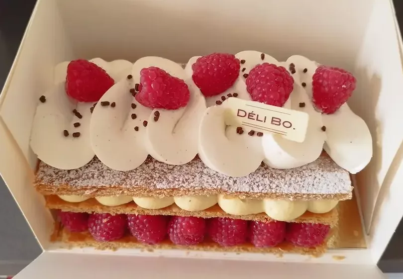 gateau appetissant de la patisserie deli bo, quartier du port a nice, tres appreciee des nicois qui recoivent chez eux