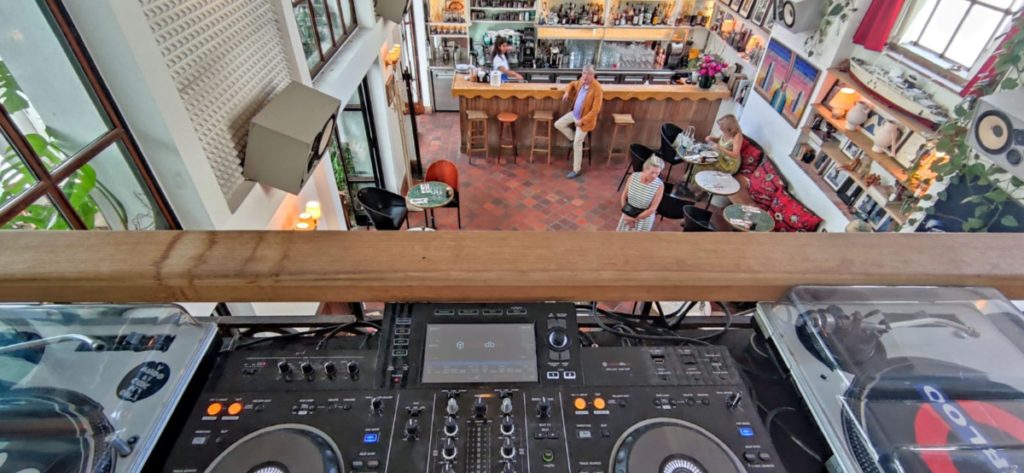 vue plongeante des platines du dj au bar de l'hotel amour a nice