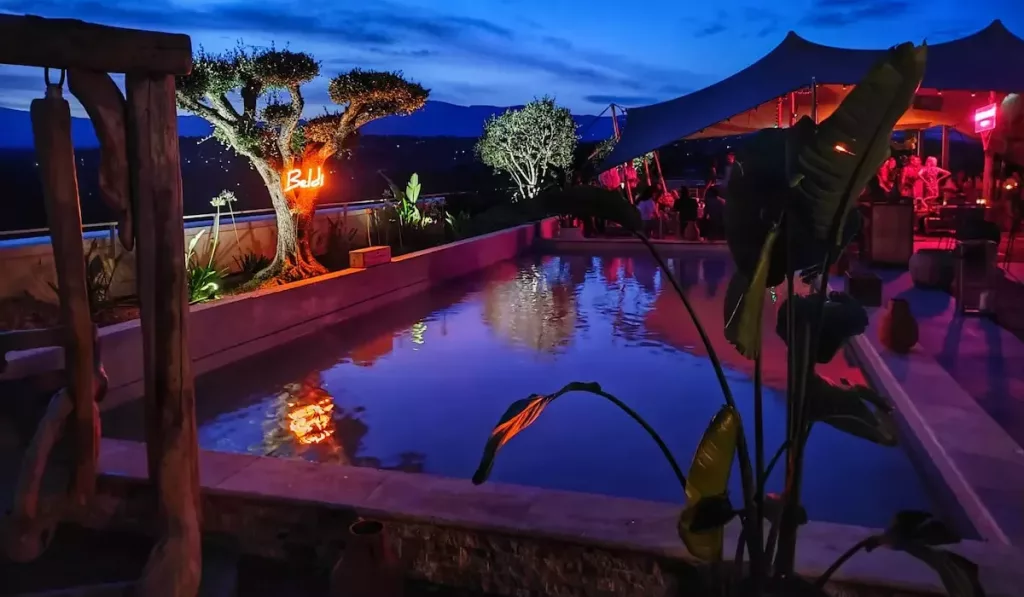 Maîtrise totale de la lumière et végétation pour une ambiance mille et une nuits au coeur d'une technopole business 