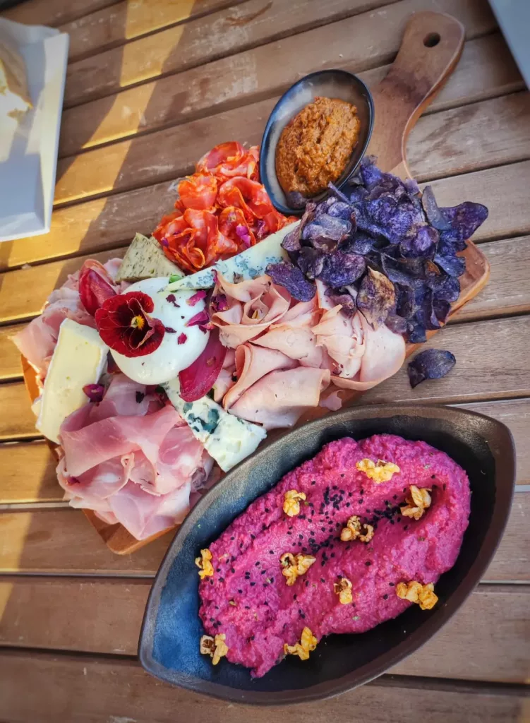 planche apéro garnie de charcuterie et fromages et bol d'houmous a partager entre amis au beldi rooftop lounge a biot sophia antipolis