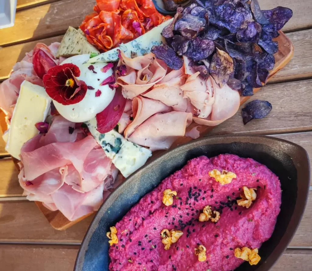 planche apéro garnie de charcuterie et fromages et bol d'houmous a partager entre amis au beldi rooftop lounge a biot sophia antipolis