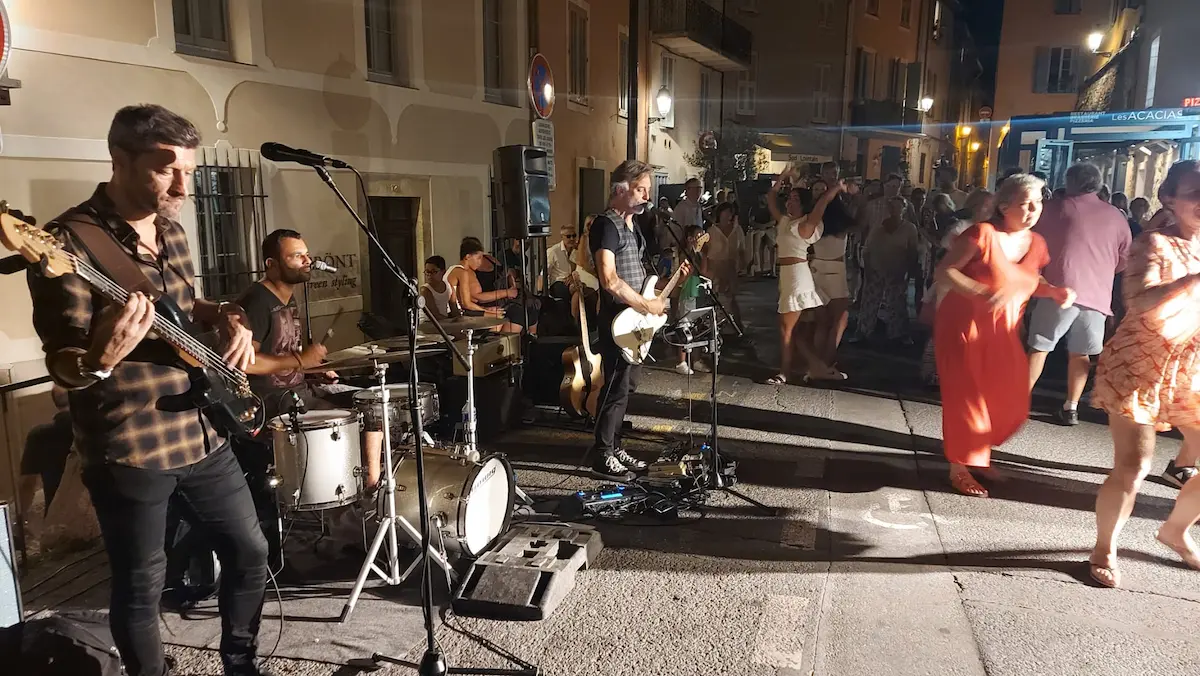 ambiance de rue a biot pendant les nocturnes d'art durant l'été sur la cote d'azur