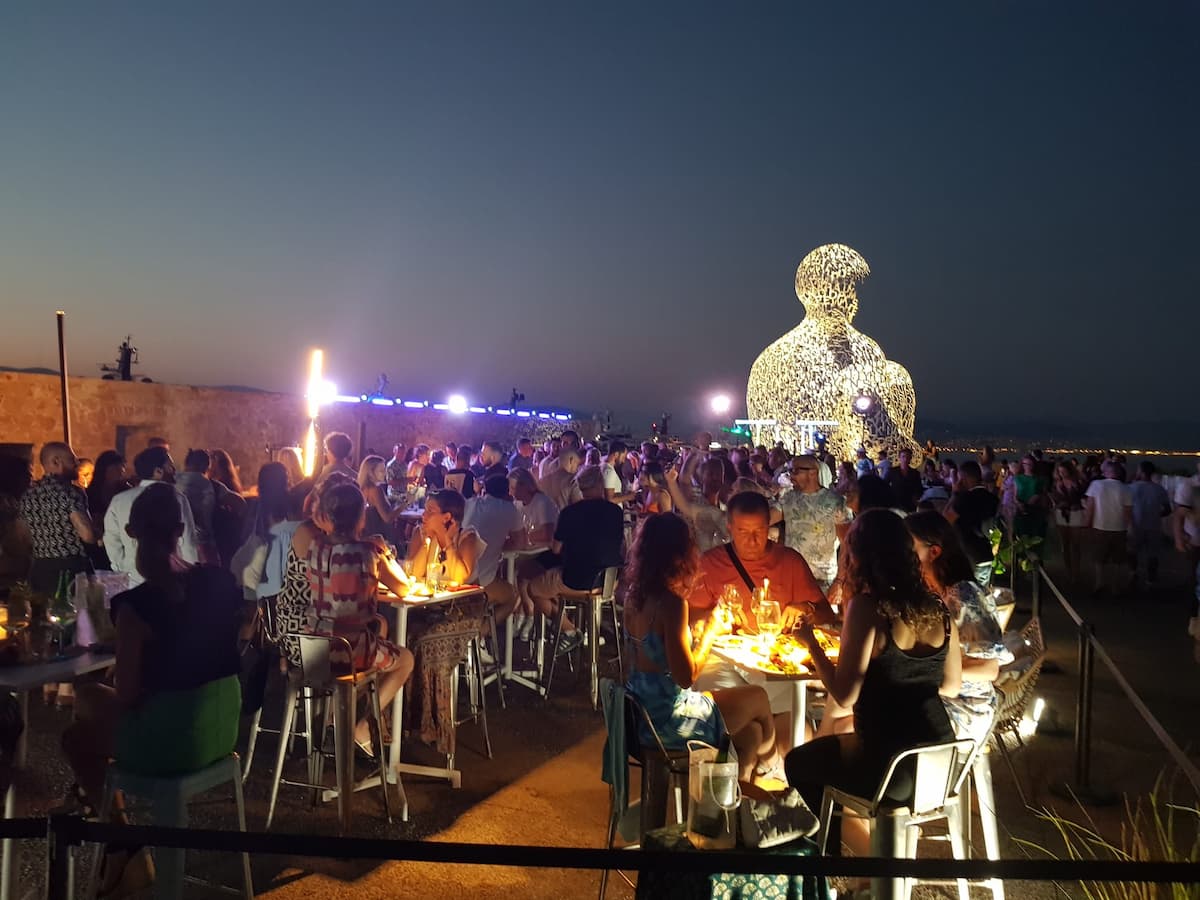 le bar éphémère a antibes sur les remparts sous l'oeil bienveillant de la statue le nomade
