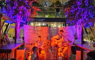 gare du sud a la liberation a nice nord sur la cote d'azur version soir avec groupe de musique live