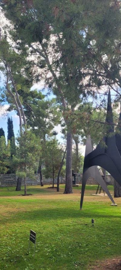 Sculpture monumentale noirependant une ballade dans le parc de la Fondation Maeght