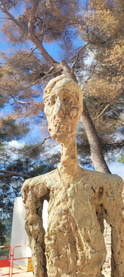 Gros plan sur une statue pendant une ballade dans le parc de la Fondation Maeght