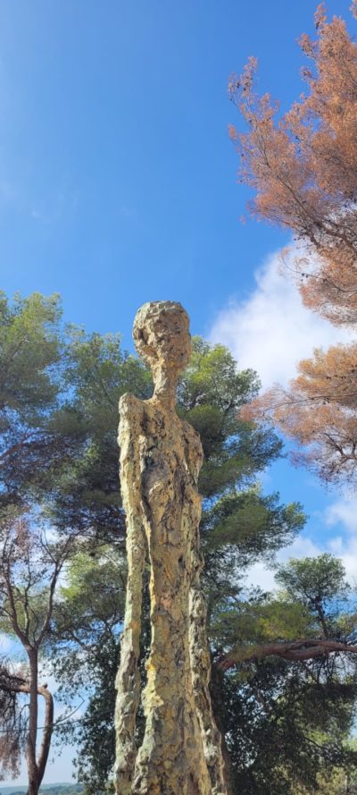 Sculpture statue pendant une ballade dans le parc de la Fondation Maeght