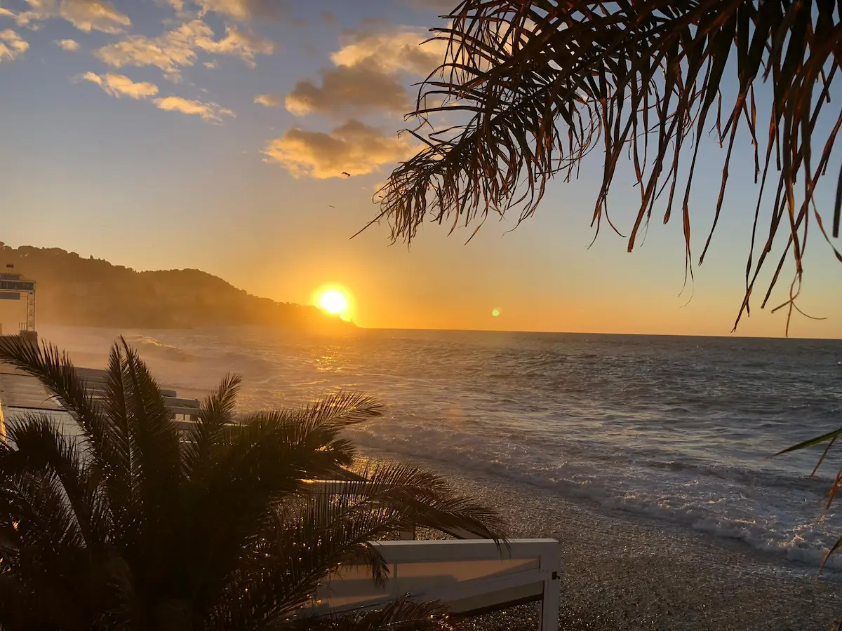 plage de nice cote castel et beau rivage au lever du soleil à l'automne