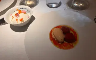dessert gastronomique crème blanche fleurs comestibles Maison Joia Nice