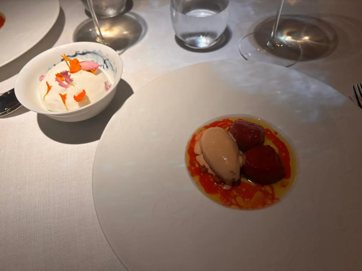 dessert gastronomique crème blanche fleurs comestibles Maison Joia Nice