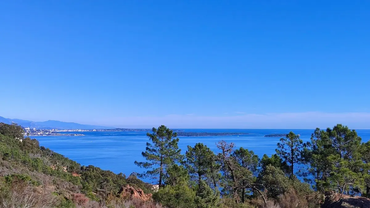 vue sur les iles de lerins depuis nd d'afrique a theoule sur mer