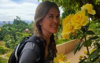 auteur du blog dans les jardins de l'alhambra en andalousie