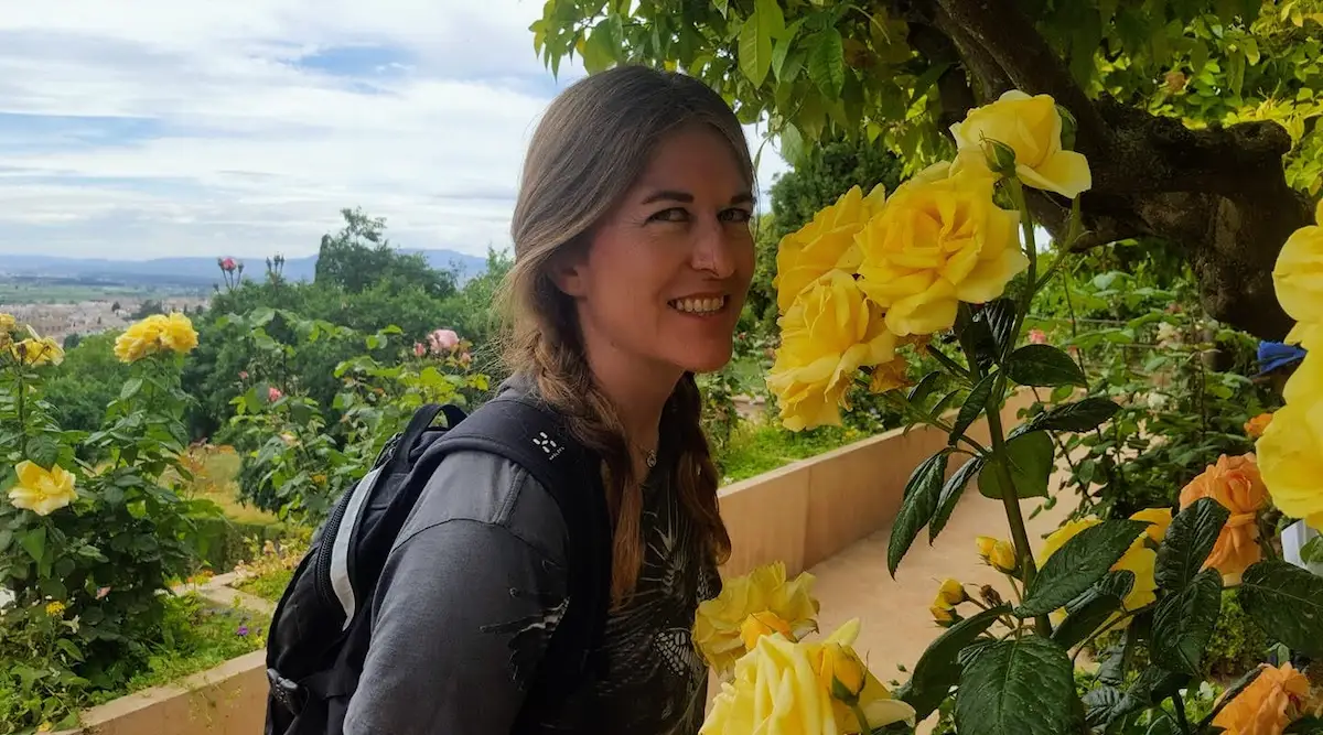 auteur du blog en train de respirer des roses dans le jardin de l'Alhambra en andalousie