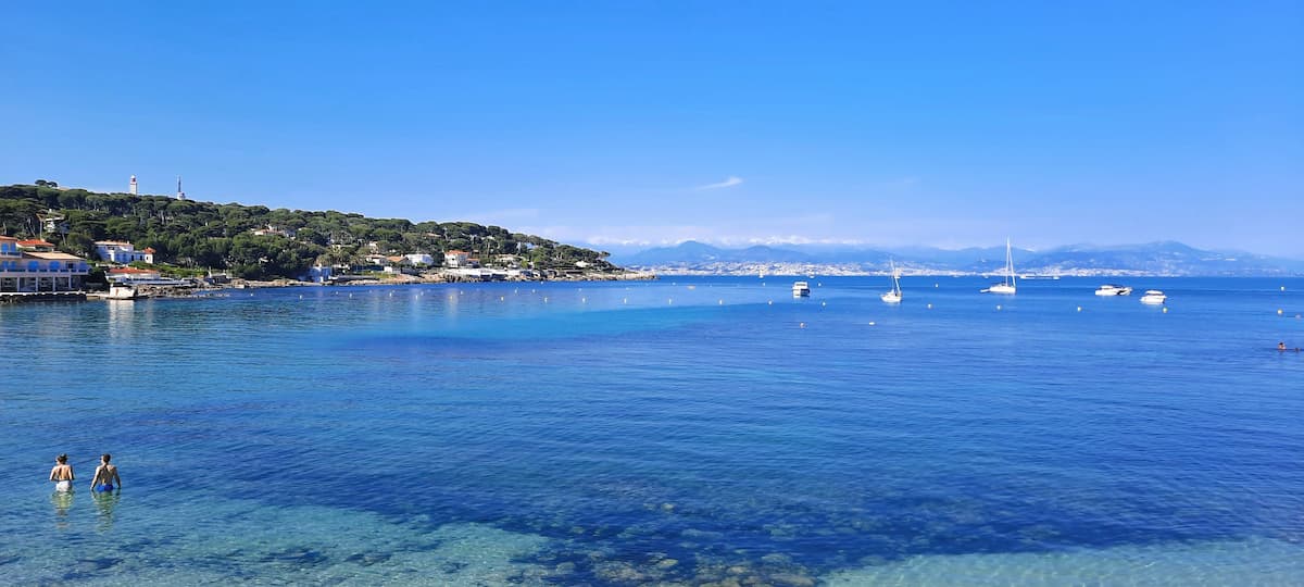 La baie de la Garoupe d'où démarre le sentier de Tire Poil qui longe le cap