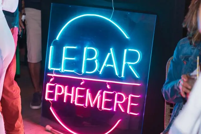 neon du logo du bar ephemere lors de l'une de leur soirees
