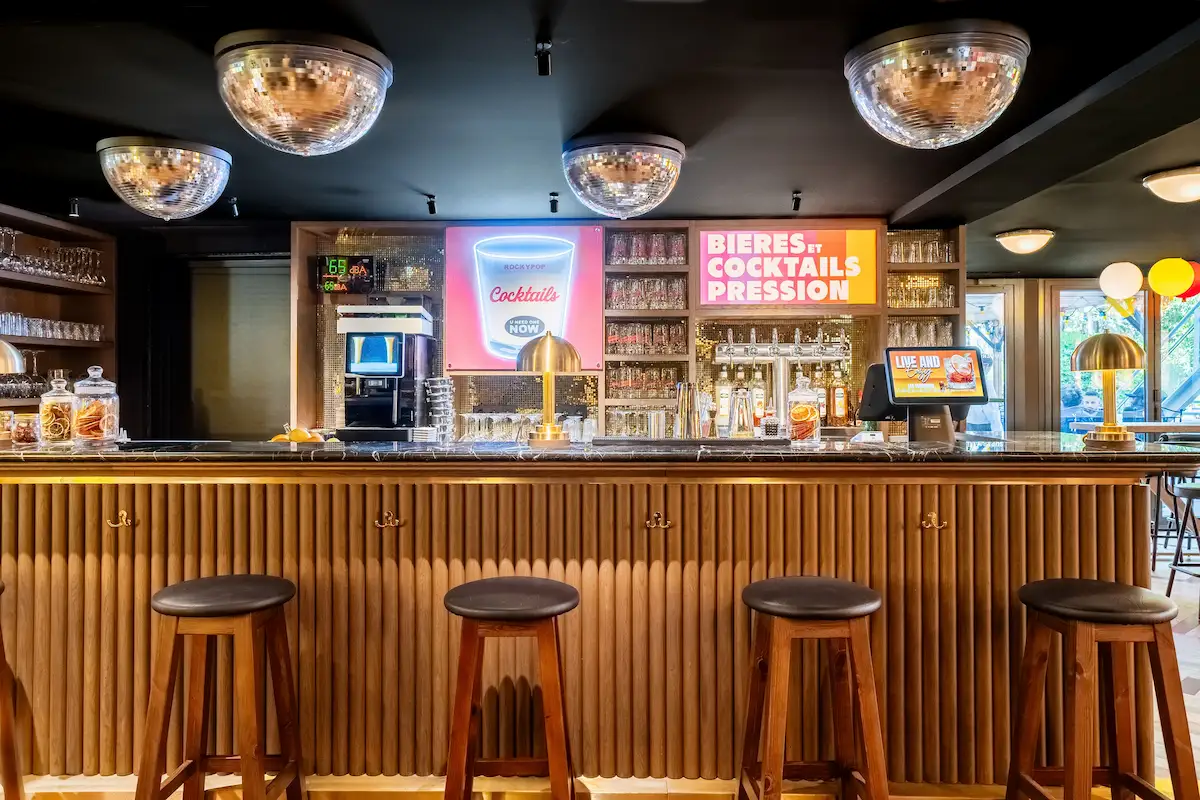 Bar à cocktails moderne du RockyPop Marseille