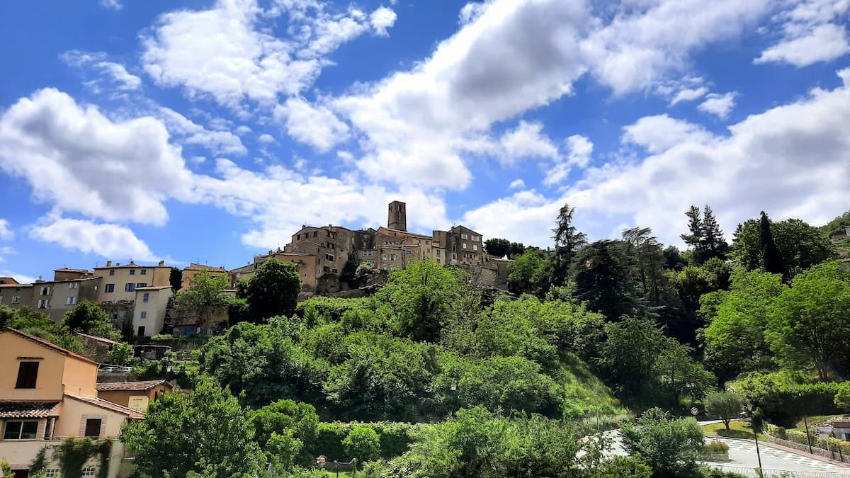 vue de bar sur loup, un village dans l'arriere pays de grasse