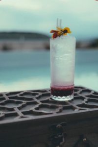 verre de cocktail au bord de la piscine du beldi pour un moment de lacher prise et d'eclats de rire