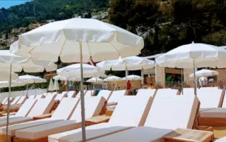 la plage privée cala pulpo situee a roquebrune cap martin non loin de monaco. a reserver sur l'appli my sunbed