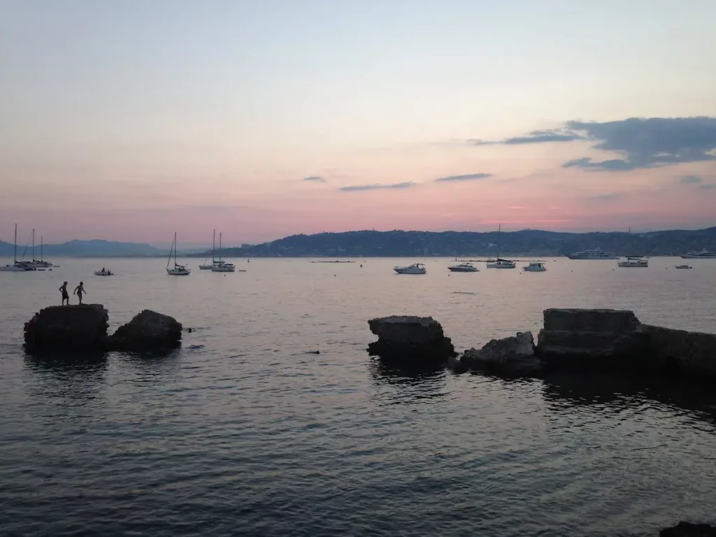 une des petites criques du cap d'antibes au coucher du soleil, cote juan les pins