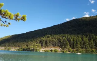 lac de castillon proche de castellane dans les pre alpes non loin des gorges du verdon