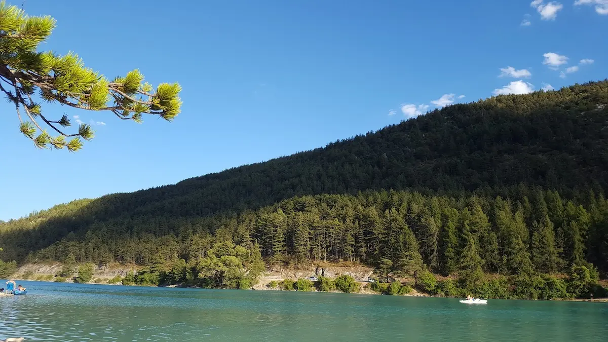 lac de castillon proche de castellane dans les pre alpes non loin des gorges du verdon