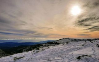 observatoire de caussols situe près de gourdon. planifiez une randonnée de noel au départ de gourdon si vous aimez ces ambiances montagnardes et visitez le plateau de caussols en meme temps