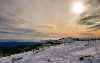 observatoire de caussols situe près de gourdon. planifiez une randonnée de noel au départ de gourdon si vous aimez ces ambiances montagnardes et visitez le plateau de caussols en meme temps