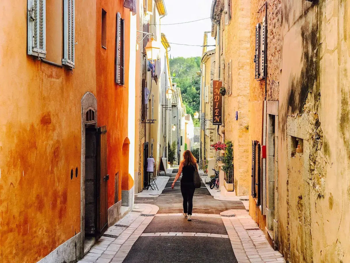 balade de l'auteur vue de dos dans les ruelles de valbonne