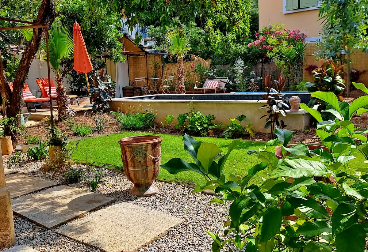 le charmant jardin de la villa des amandiers avec sa petite piscine a debordement en plein centre de hyeres dans le var