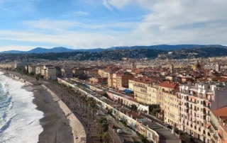 vue de la colline du chateau sur la baie des anges de nice