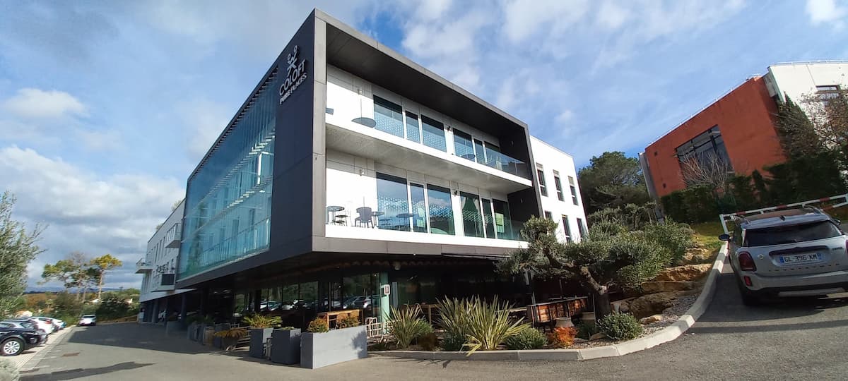 Bâtiment des soirées électro clair de Lunes à Sophia Antipolis