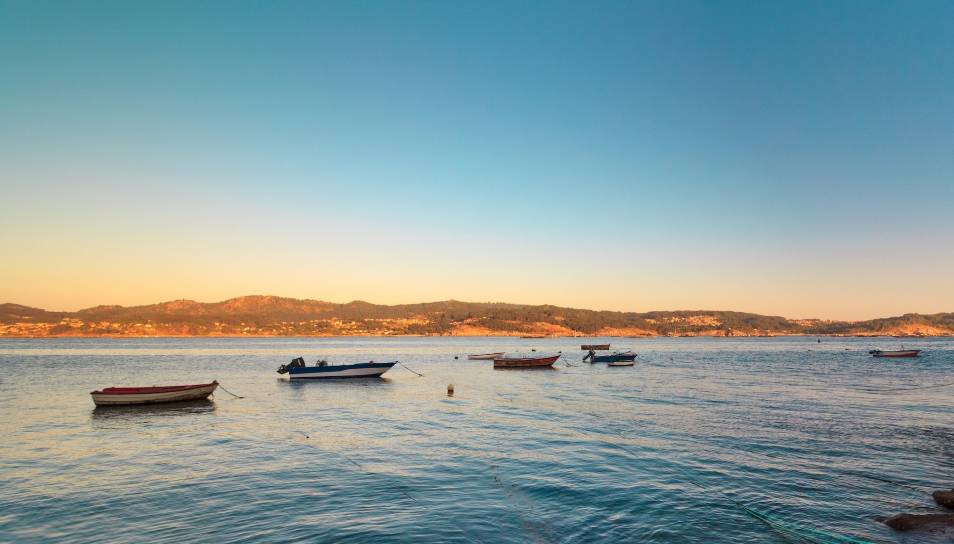 Baie de Cannes au coucher du soleil avec bateaux de pêche