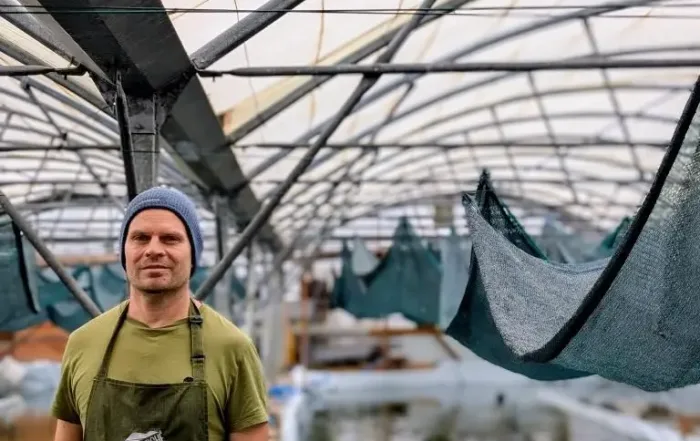 damien stephan producteur de spiruline devant les bassins de sa ferme localisee a chateauneuf de grasse un village entre valbonne et grasse