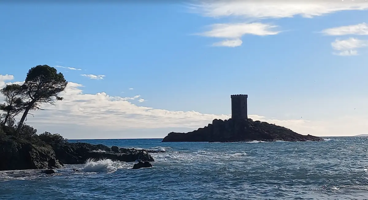 L'île d'or est un symbole d'esterel visible depuis la plage du Dramont et intriguante avec sa haute tour. 