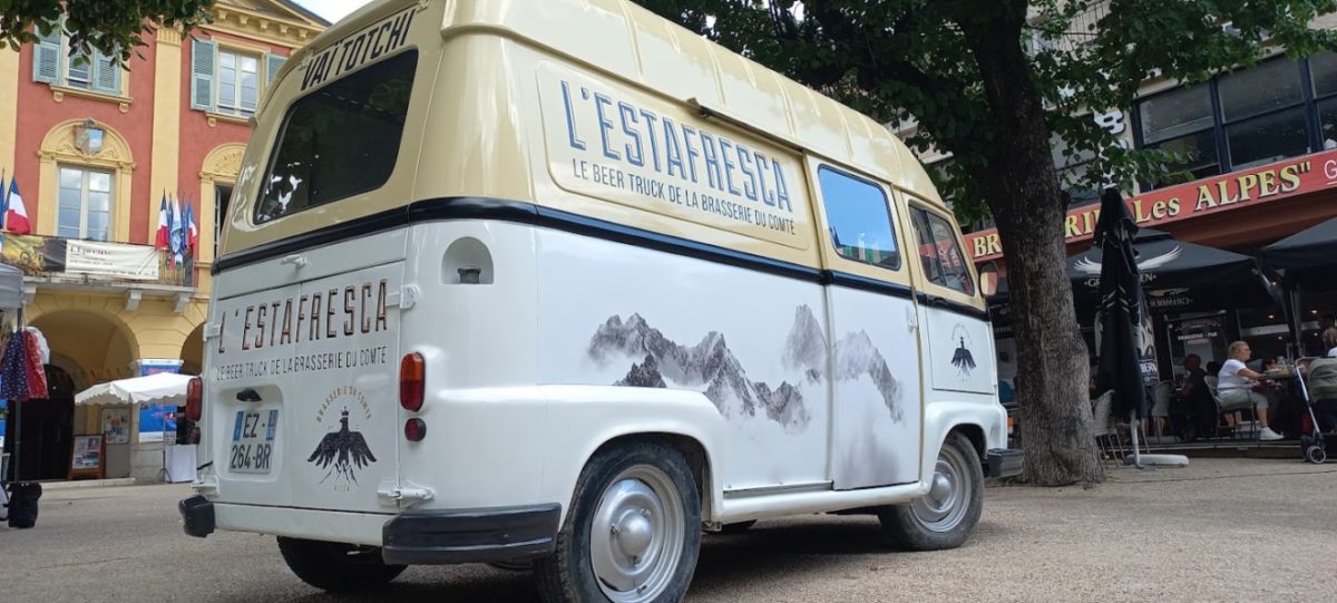 estafette faisant la promotion de l'entreprise locale vesubienne la brasserie du comté stationnee sur la place principale de st martin vesubie