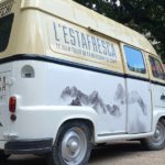estafette faisant la promotion de la biere du comté sur la place principale de st martin vesubie